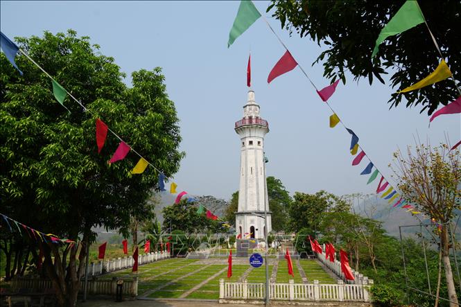 Điểm du lịch tại cột cờ Lũng Bô ở xã A Mú Sung, tỉnh Lào Cai. Ảnh: Hồng Ninh - TTXVN