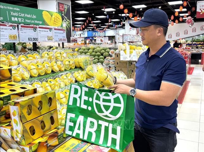  Người dân TP. Hồ Chí Minh sử dụng túi đựng thực phẩm thân thiện môi trường, có thể sử dụng nhiều lần, khi đi mua sắm tại siêu thị Lotte Mart Nam Sài Gòn, TP. Hồ Chí Minh. Ảnh: Hương Giang – TTXVN