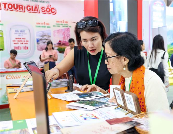Người dân tìm hiểu thông tin du lịch tại Hội chợ Du lịch quốc tế Việt Nam - VITM 2026. Ảnh: Khánh Hoà - TTXVN