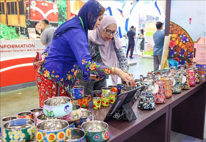 Du khách tham quan tại Hội chợ Du lịch quốc tế Việt Nam - VITM 2026. Ảnh: Khánh Hoà - TTXVN
