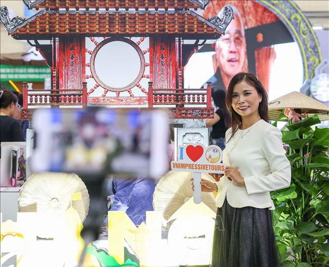 Người dân lưu lại khoảnh khắc tại Hội chợ Du lịch quốc tế Việt Nam - VITM 2026. Ảnh: Khánh Hoà - TTXVN