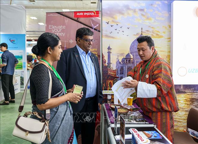 Du khách tìm hiểu thông tin du lịch tại Hội chợ Du lịch quốc tế Việt Nam - VITM 2026. Ảnh: Khánh Hoà - TTXVN