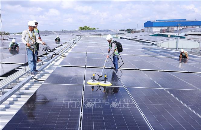 Tập đoàn Thuỷ sản Minh Phú ở phường Lý Văn Lâm, tỉnh Cà Mau triển khai lắp đặt hệ thống điện mặt trời mái nhà với công suất phát điện trung bình 200.000 KWh, mỗi tháng tiết kiệm chi phí sản xuất khoảng 38%, tương đương tiết kiệm khoảng 95.000 KWh/tháng. Ảnh: Vũ Sinh - TTXVN