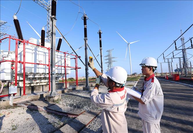 Kiểm tra an toàn của Trạm biến áp 110kV, nhà máy Điện gió Hòa Bình 5 (Công ty Cổ phần Đầu tư Hacom Holdings), xã Vĩnh Hậu, tỉnh Cà Mau. Ảnh: Vũ Sinh – TTXVN