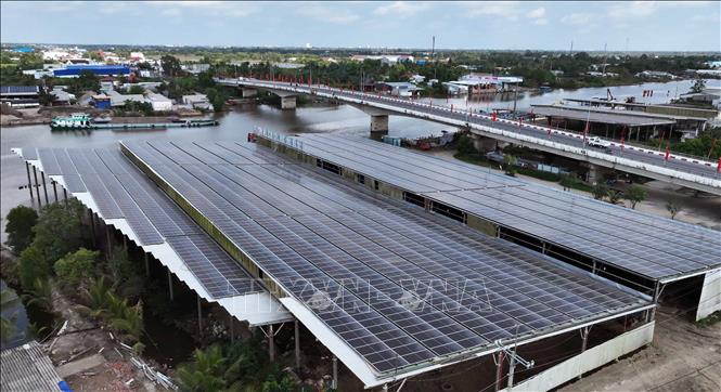 Hiện nay, tỉnh Cà Mau có hơn 2.800 hệ thống điện mặt trời mái nhà với công suất hơn 295 MWp; giai đoạn 2026-2030, Cà Mau tập trung phát triển mạnh năng lượng tái tạo, đưa vào vận hành thêm 100MW điện mặt trời và 117MW điện mặt trời mái nhà theo Quy hoạch điện VIII. Ảnh: Vũ Sinh - TTXVN