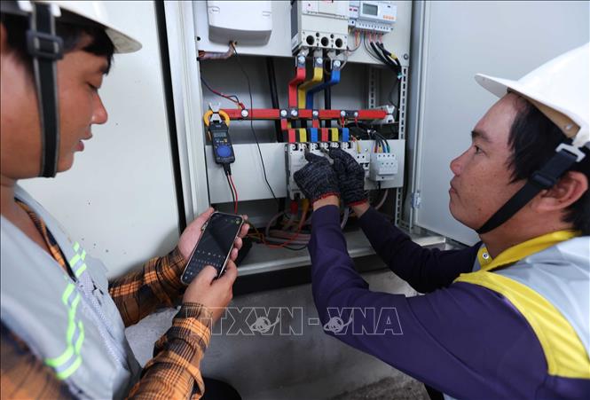 Kiểm tra an toàn của hệ thống điện mái nhà trong khi đang vận hành, ở nhà máy chế biến thuỷ sản của Tập đoàn Thuỷ sản Minh Phú ở phường Lý Văn Lâm, tỉnh Cà Mau. Ảnh: Vũ Sinh - TTXVN