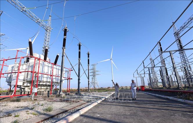 Kiểm tra an toàn của Trạm biến áp 110kV, nhà máy Điện gió Hòa Bình 5 (Công ty Cổ phần Đầu tư Hacom Holdings), xã Vĩnh Hậu, tỉnh Cà Mau. Ảnh: Vũ Sinh – TTXVN