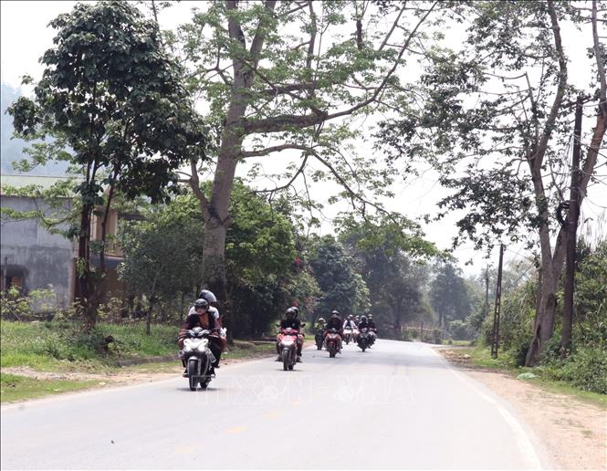 Khách du lịch trong hành trình khám phá nét đẹp ở Tuyên Quang. Ảnh: Đức Thọ - TTXVN