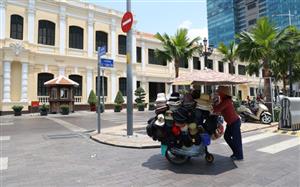 Người dân xoay sở dưới nắng nóng cao điểm ở Thành phố Hồ Chí Minh