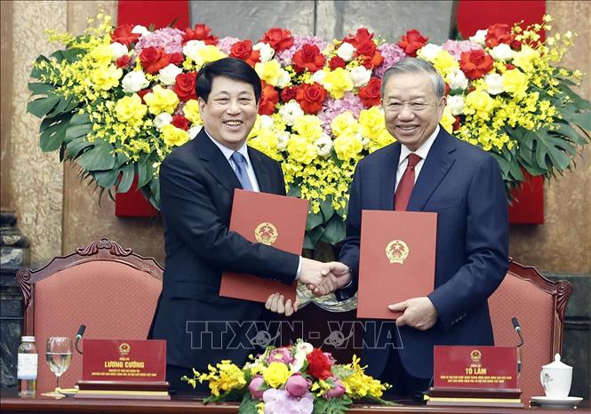 Tổng Bí thư, Chủ tịch nước Tô Lâm và đồng chí Lương Cường, nguyên Uỷ viên Bộ Chính trị, nguyên Chủ tịch nước tại lễ bàn giao. Ảnh: Thống Nhất – TTXVN