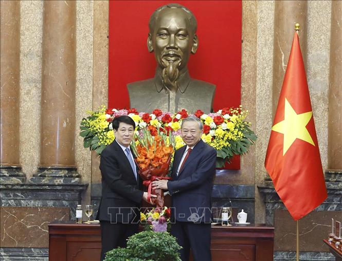 Đồng chí Lương Cường, nguyên Uỷ viên Bộ Chính trị, nguyên Chủ tịch nước tặng hoa chúc mừng Tổng Bí thư, Chủ tịch nước Tô Lâm. Ảnh: Thống Nhất – TTXVN