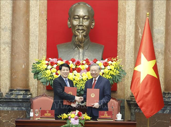 Tổng Bí thư, Chủ tịch nước Tô Lâm và đồng chí Lương Cường, nguyên Uỷ viên Bộ Chính trị, nguyên Chủ tịch nước tại lễ bàn giao. Ảnh: Thống Nhất – TTXVN