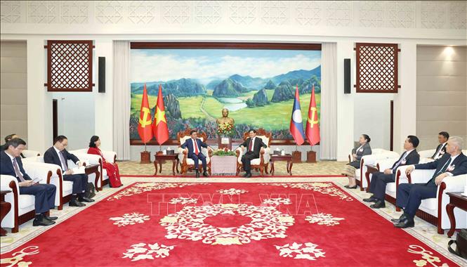 Thường trực Ban Bí thư Trần Cẩm Tú hội kiến Tổng Bí thư, Chủ tịch nước Lào Thongloun Sisoulith. Ảnh: Phương Hoa - TTXVN
