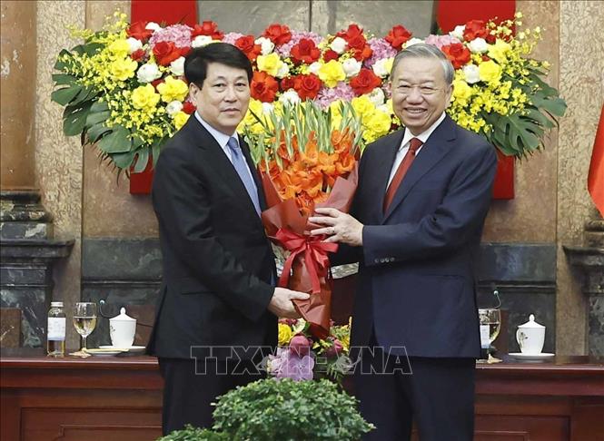 Tổng Bí thư, Chủ tịch nước Tô Lâm tặng hoa đồng chí Lương Cường, nguyên Uỷ viên Bộ Chính trị, nguyên Chủ tịch nước. Ảnh: Thống Nhất – TTXVN