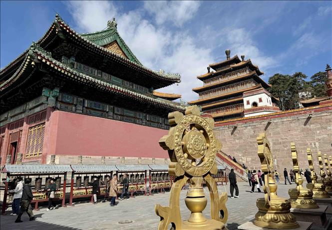 Phần trước của chùa được xây dựng mang phong cách Trung Hoa. Ảnh: Công Tuyên-PV TTXVN tại Trung Quốc