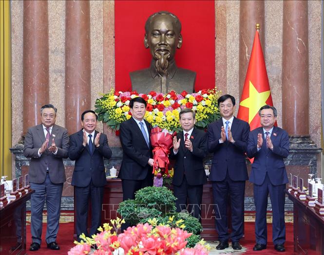 Các đồng chí Ủy viên Bộ Chính trị chúc mừng nguyên Chủ tịch nước Lương Cường. Ảnh: Lâm Khánh - TTXVN