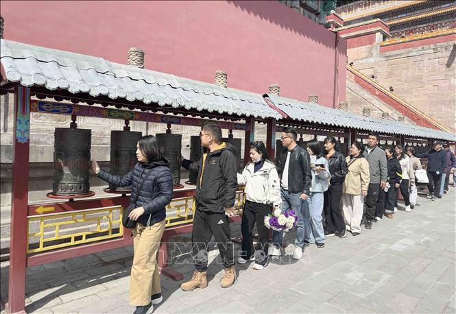 Hằng ngày có rất nhiều du khách thập phương đến chùa Phổ Ninh chiêm bái, cầu bình an. Ảnh: Công Tuyên-PV TTXVN tại Trung Quốc