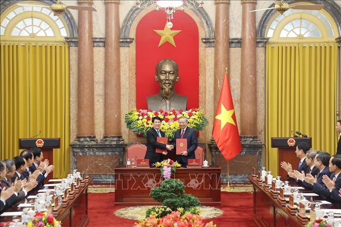 Tổng Bí thư, Chủ tịch nước Tô Lâm và đồng chí Lương Cường, nguyên Uỷ viên Bộ Chính trị, nguyên Chủ tịch nước tại lễ bàn giao. Ảnh: Lâm Khánh – TTXVN