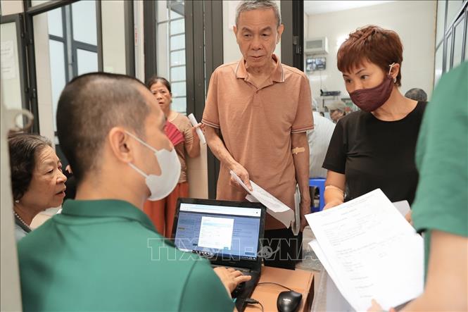 Người dân đến khám sức khoẻ tại điểm trạm Trương Định (Trạm Y tế phường Bạch Mai). Ảnh: Minh Quyết - TTXVN