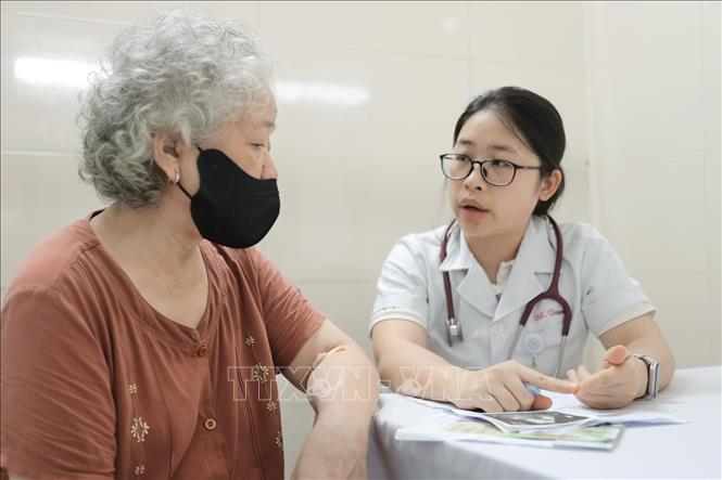 Quy trình khám được tổ chức khoa học, bao gồm các nội dung: Khám thể lực đo chiều cao, cân nặng, BMI, huyết áp, mạch; khám lâm sàng đa chuyên khoa Nội tổng quát, Tai Mũi Họng, Răng Hàm Mặt; thực hiện cận lâm sàng như siêu âm ổ bụng, điện tim cho người dân; đồng thời tư vấn sức khỏe và cấp phát thuốc miễn phí… Ảnh: Minh Quyết - TTXVN