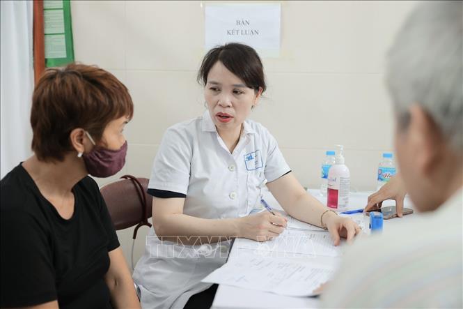 Quy trình khám được tổ chức khoa học, bao gồm các nội dung: Khám thể lực đo chiều cao, cân nặng, BMI, huyết áp, mạch; khám lâm sàng đa chuyên khoa Nội tổng quát, Tai Mũi Họng, Răng Hàm Mặt; thực hiện cận lâm sàng như siêu âm ổ bụng, điện tim cho người dân; đồng thời tư vấn sức khỏe và cấp phát thuốc miễn phí… Ảnh: Minh Quyết - TTXVN