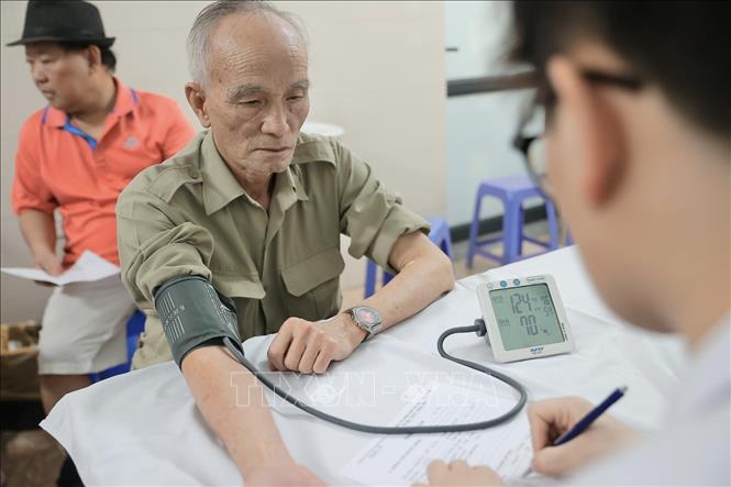 Chương trình góp phần nâng cao chất lượng chăm sóc sức khỏe ban đầu cho người dân theo định hướng chuyển từ “chữa bệnh” sang “chủ động phòng bệnh” theo tinh thần Nghị quyết 72 của Bộ Chính trị về một số giải pháp đột phá, tăng cường bảo vệ, chăm sóc và nâng cao sức khỏe cho nhân dân. Ảnh: Minh Quyết - TTXVN