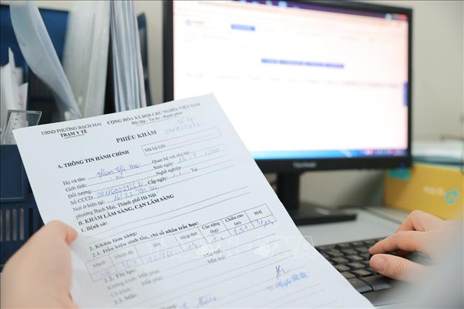 Nhân viên y tế Trạm Y tế phường Bạch Mai cập nhật thông tin, hồ sơ của bệnh nhân lên hệ thống Hồ sơ sức khoẻ điện tử của Thành phố. Ảnh: Minh Quyết - TTXVN 