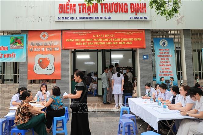 Người dân đến khám sức khoẻ tại điểm trạm Trương Định (Trạm Y tế phường Bạch Mai). Ảnh: Minh Quyết - TTXVN