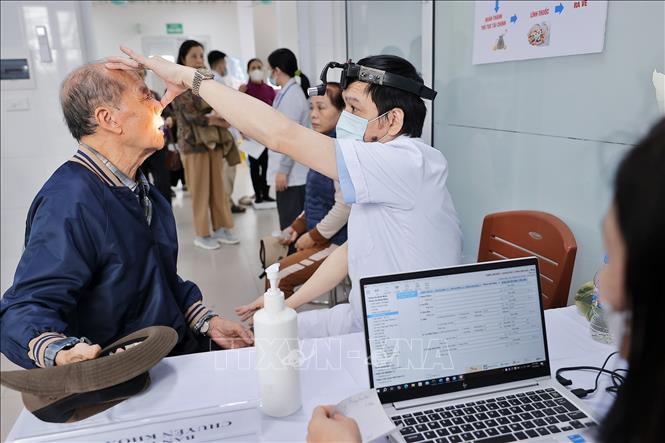 Người dân đến khám tại điểm trạm Ngọc Thuỵ (trạm y tế phường Bồ Đề). Ảnh: Minh Quyết - TTXVN 