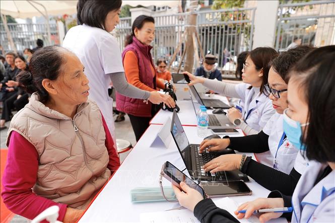 Người dân đến khám tại điểm trạm Ngọc Thuỵ (trạm y tế phường Bồ Đề). Ảnh: Minh Quyết - TTXVN 