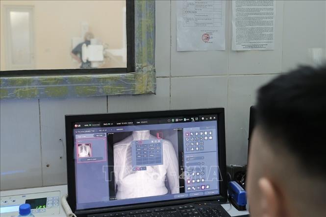 Quy trình khám được tổ chức khoa học, bao gồm các nội dung: Khám thể lực đo chiều cao, cân nặng, BMI, huyết áp, mạch; khám lâm sàng đa chuyên khoa Nội tổng quát, Tai Mũi Họng, Răng Hàm Mặt; thực hiện cận lâm sàng như siêu âm ổ bụng, điện tim cho người dân; đồng thời tư vấn sức khỏe và cấp phát thuốc miễn phí… Ảnh: Minh Quyết - TTXVN