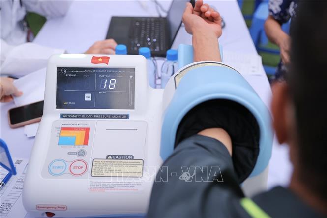 Người dân đến khám tại trạm y tế phường Việt Hưng. Ảnh: Minh Quyết - TTXVN 