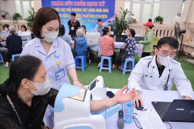 Người dân đến khám tại trạm y tế phường Việt Hưng. Ảnh: Minh Quyết - TTXVN 