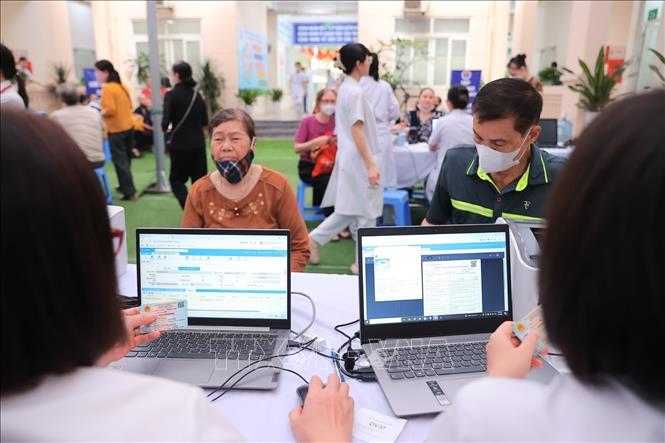 Dữ liệu của bệnh nhân được cập nhật lên Hệ thống hồ sơ sức khoẻ điện tử của Thành phố. Ảnh: Minh Quyết - TTXVN