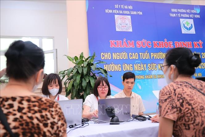 Người dân đến khám tại trạm y tế phường Việt Hưng. Ảnh: Minh Quyết - TTXVN