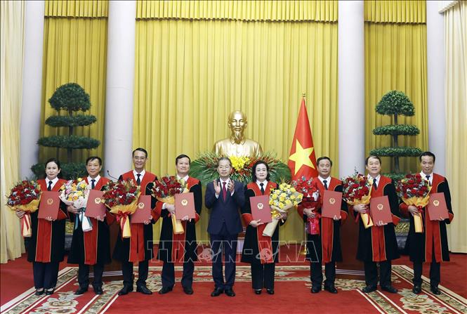 Bí thư Trung ương Đảng, Chánh án Tòa án nhân dân Tối cao Nguyễn Văn Quảng tặng hoa chúc mừng các Thẩm phán Tòa án nhân dân Tối cao nhận Quyết định bổ nhiệm. Ảnh: Thống Nhất – TTXVN