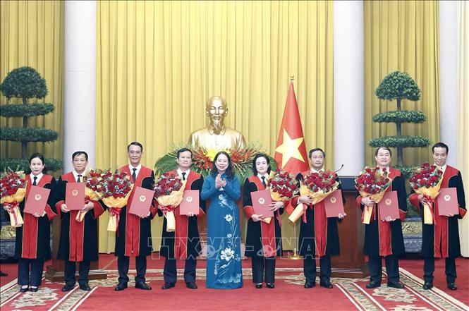 Bí thư Trung ương Đảng, Phó Chủ tịch nước Võ Thị Ánh Xuân tặng hoa chúc mừng các Thẩm phán Tòa án nhân dân Tối cao nhận Quyết định bổ nhiệm. Ảnh: Thống Nhất – TTXVN