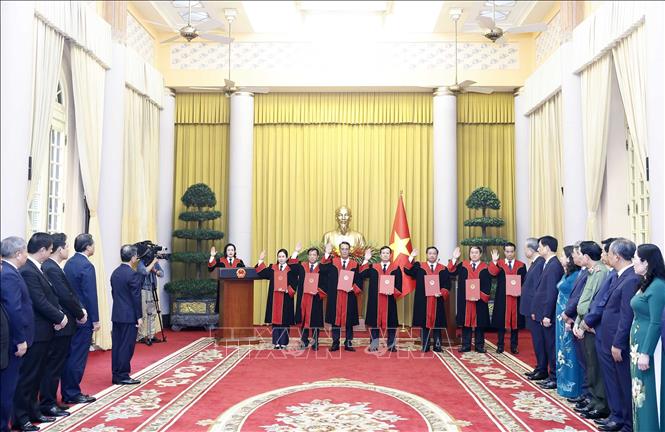 Các Thẩm phán Tòa án nhân dân Tối cao tuyên thệ sau khi nhận Quyết định bổ nhiệm. Ảnh: Thống Nhất – TTXVN