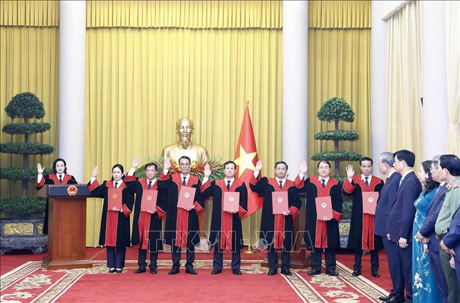 Các Thẩm phán Tòa án nhân dân Tối cao tuyên thệ sau khi nhận Quyết định bổ nhiệm. Ảnh: Thống Nhất – TTXVN
