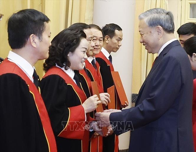 Tổng Bí thư, Chủ tịch nước Tô Lâm trao Quyết định bổ nhiệm chức danh Thẩm phán Toà án nhân dân Tối cao cho các thẩm phán. Ảnh: Thống Nhất – TTXVN