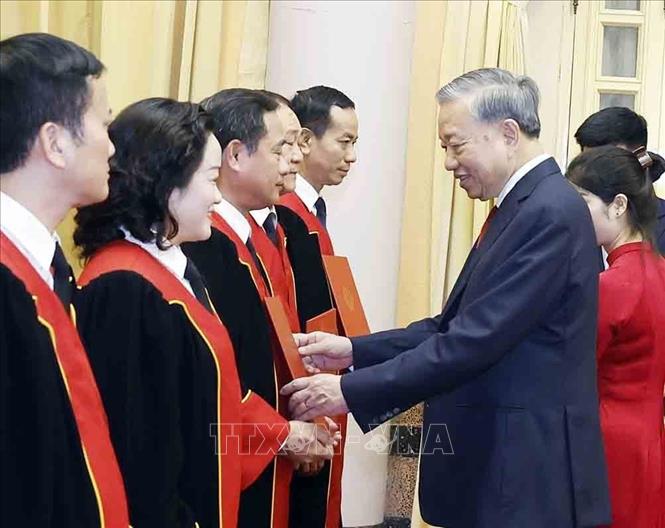 Tổng Bí thư, Chủ tịch nước Tô Lâm trao Quyết định bổ nhiệm chức danh Thẩm phán Toà án nhân dân Tối cao cho các thẩm phán. Ảnh: Thống Nhất – TTXVN