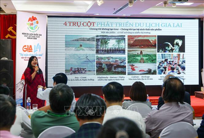 Giới thiệu các sản phẩm du lịch mới và các tour, tuyến đặc trưng của tỉnh Gia Lai. Ảnh: Khánh Hoà - TTXVN