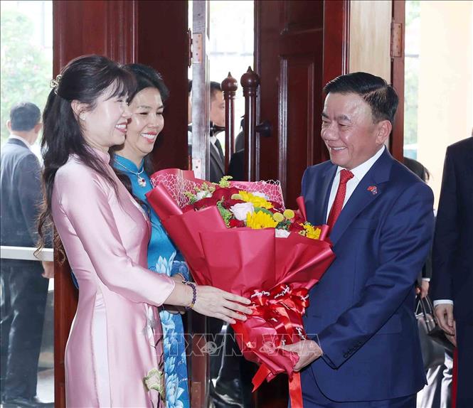 Thường trực Ban Bí thư Trần Cẩm Tú thăm Đại sứ quán Việt Nam tại Lào. Ảnh: Phương Hoa - TTXVN