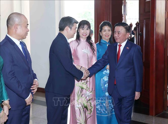 Thường trực Ban Bí thư Trần Cẩm Tú thăm Đại sứ quán Việt Nam tại Lào. Ảnh: Phương Hoa - TTXVN