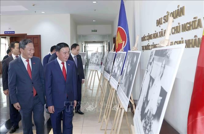 Thường trực Ban Bí thư Trần Cẩm Tú thăm Đại sứ quán Việt Nam tại Lào. Ảnh: Phương Hoa - TTXVN