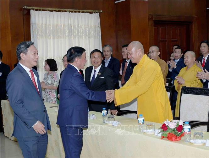 Thường trực Ban Bí thư Trần Cẩm Tú gặp gỡ cộng đồng người Việt Nam tại Lào. Ảnh: Phương Hoa - TTXVN