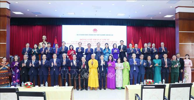 Thường trực Ban Bí thư Trần Cẩm Tú cùng các đại biểu tham dự buổi gặp mặt. Ảnh: Phương Hoa - TTXVN