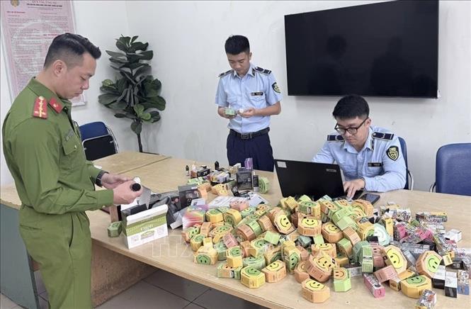 Sản phẩm thuốc lá điện tử bị Đội QLTT số 2 thu giữ. Ảnh: TTXVN phát