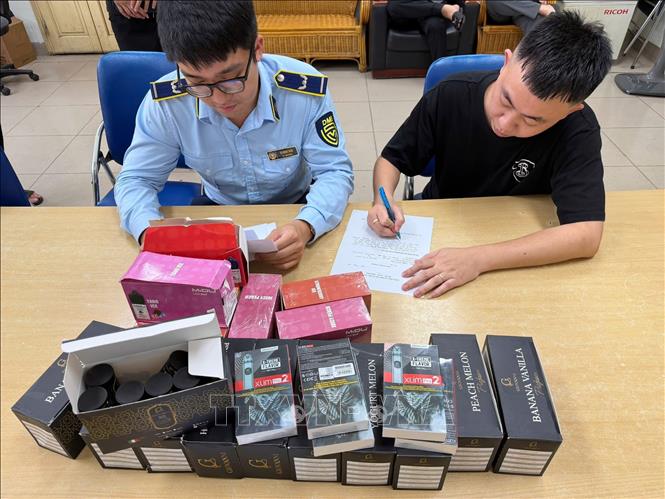 Sản phẩm thuốc lá điện tử bị Đội QLTT số 2 thu giữ. Ảnh: TTXVN phát
