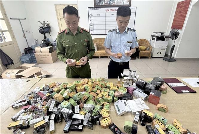 Sản phẩm thuốc lá điện tử bị Đội QLTT số 2 thu giữ. Ảnh: TTXVN phát